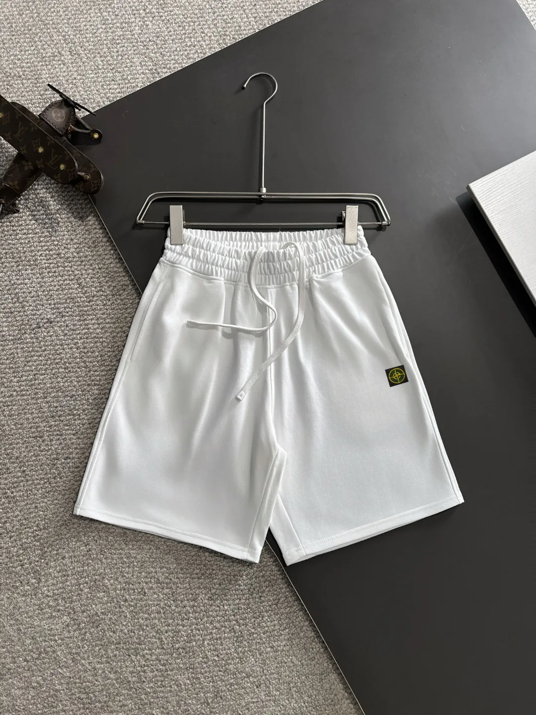 🅿️330 shipped next day, high quality Stone lsland/stone island 2025 spring and summer new style casual solid color loose shorts with elastic band, two needle stitches at the hem of the trousers, fine and firm stitching, custom-made fabrics at the counter, high breathability and comfort, impeccable details, brand element design concept, reflecting high quality. It feels delicate and soft! It presents a casual cut and the upper body shape is great! Size: S-XXL